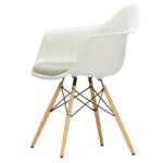 Vitra - Eames Plastic Armchair DAW mit Sitzpolster, Esche honigfarben / weiß (Filzgleiter basic dark)